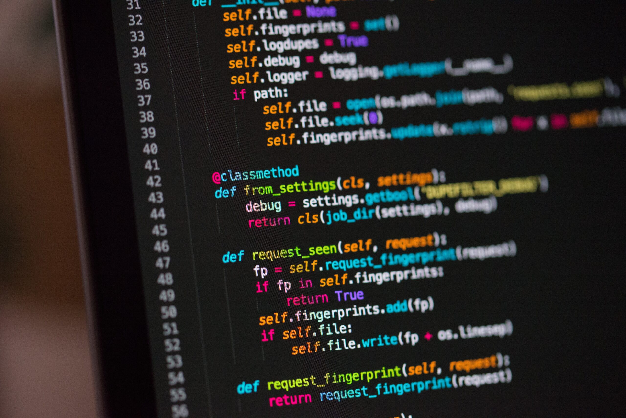 XSoft хөгжүүлэгчид кодинг хийж байна